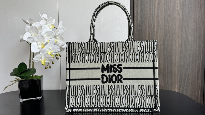 Dior Handbags AAA(Women)-644